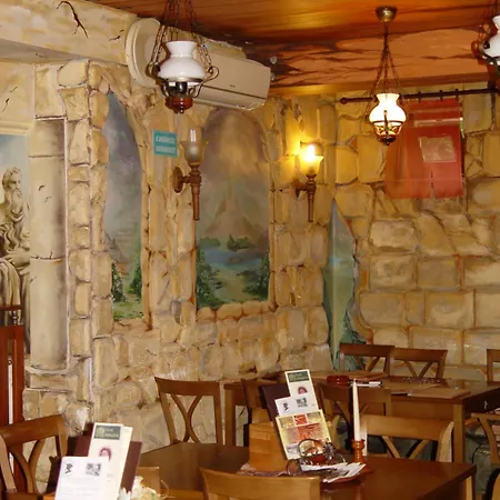 Don Quijote Koezepkori Panzio Es Etterem Guest house